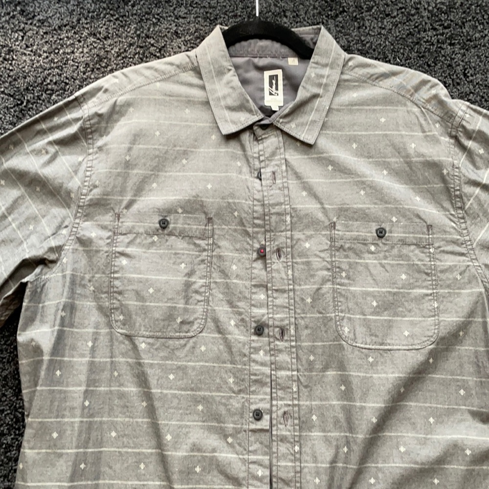 ✨Howe✨ Long sleeve button down.